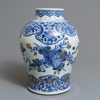 Un vase en porcelaine de Chine bleu et blanc rehaussé d'or, Kangxi