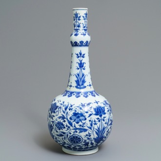 Un vase de forme bouteille en porcelaine de Chine bleu et blanc à décor floral, époque Transition