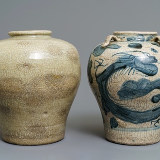 Twee Chinese blauwwitte en monochrome Swatow potten, Ming