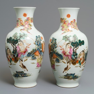 Une paire de vases en porcelaine de Chine famille rose, marque de Qianlong, 20ème