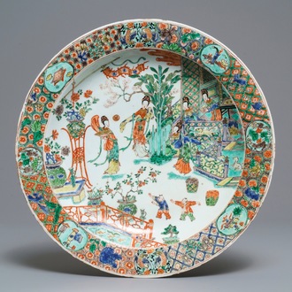 Un plat en porcelaine de Chine famille verte à décor de femmes dans un jardin, Kangxi