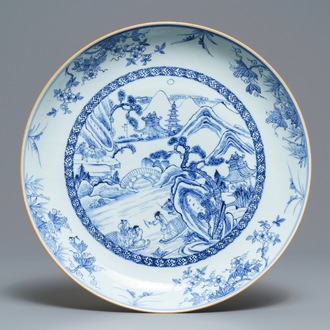 Un plat en porcelaine de Chine bleu et blanc à décor d'un paysage fluvial, Yongzheng/Qianlong