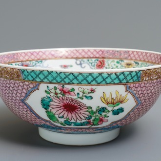 Un bol en porcelaine de Chine famille rose coquille d'oeuf à décor floral, Yongzheng