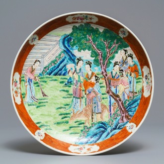 Un plat en porcelaine de Chine famille rose à décor de femmes dans un jardin, 19ème