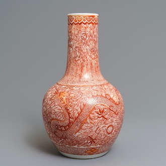 Un vase de forme bouteille en porcelaine de Chine à décor de dragon et phénix, 19ème