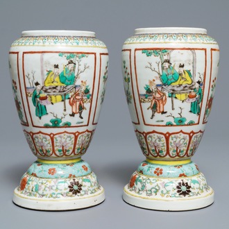 Une paire d'urnes en porcelaine de Chine famille verte, 19ème
