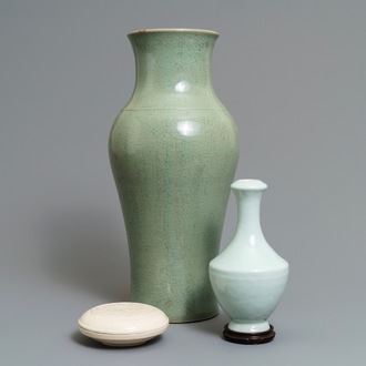 Deux vases en porcelaine de Chine monochrome et une boîte en blanc de Chine de Dehua, 18/19ème
