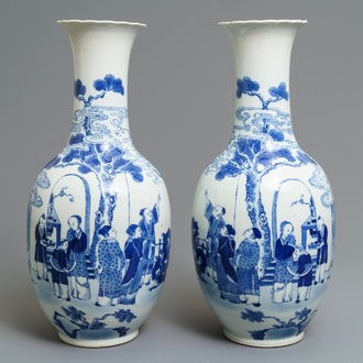 Une paire de vases en porcelaine de Chine bleu et blanc, marque de Kangxi, 19ème