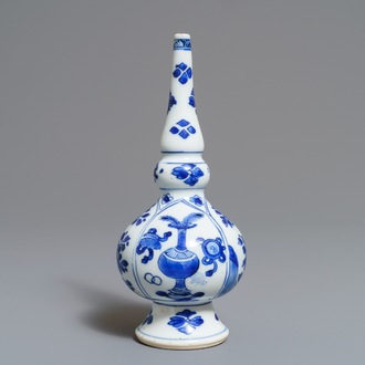 Un aspersoir en porcelaine de Chine bleu et blanc pour le marché islamique, Kangxi