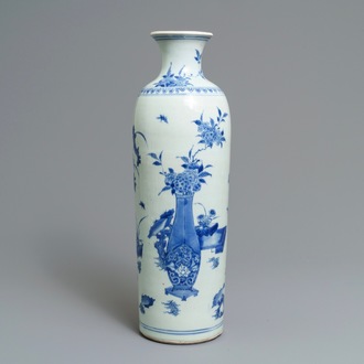 Un grand vase de forme rouleau en porcelaine de Chine bleu et blanc à décor de vases fleuris, époque Transition