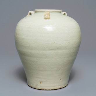 Un vase en porcelaine de Chine céladon dite 'de Swatow' à décor incisé, Ming