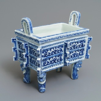 A Chinese blue and white 'ding' incense burner, 18/19th C.