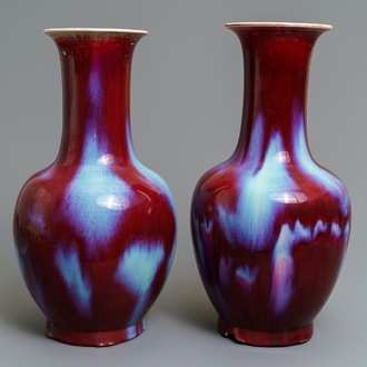 Une paire de vases en porcelaine de Chine sang de boeuf et flambé, 19/20ème