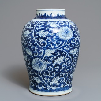 Een Chinese blauwwitte vaas met pioenslingers, Kangxi