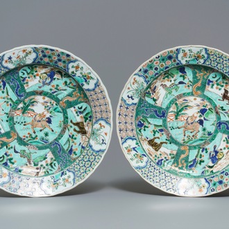 Une paire de plats en porcelaine de Chinese famille verte à décor d'animaux mythiques, Kangxi