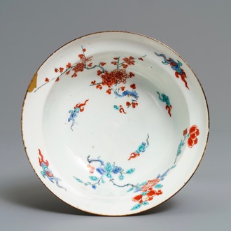 A Japanese Kakiemon bowl with floral design, Edo, 18th C.