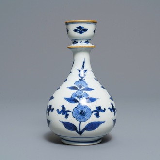 Une base de narguilé en porcelaine de Chine bleu et blanc, Kangxi