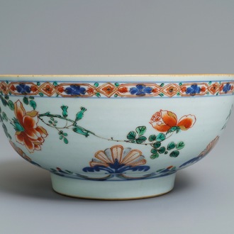 Un bol en porcelaine de Chine verte-Imari à décor floral, Kangxi