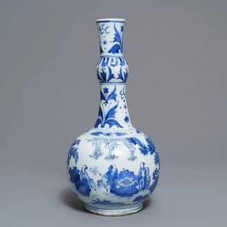 Un vase de forme bouteille en porcelaine de Chine bleu et blanc, époque Transition