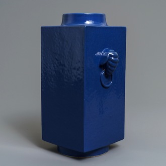 Un vase de type cong en porcelaine de Chine bleu monochrome, 19ème