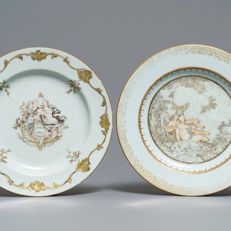 Deux assiettes en porcelaine de Chine grisaille et doré, Qianlong