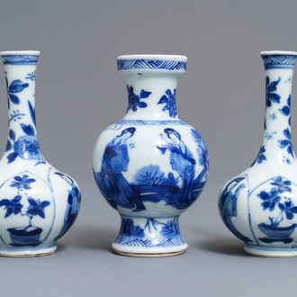 Trois vases en porcelaine de Chine bleu et blanc à décor de 'Longues Dames', Kangxi