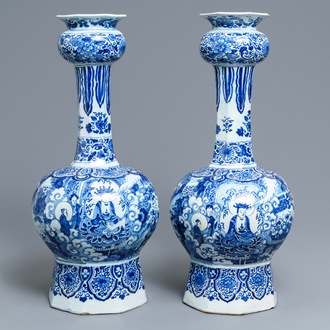 Une paire de grands vases en faïence de Delft bleu et blanc à décor de chinoiserie, fin du 17ème