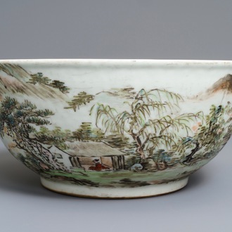 Un grand bol en porcelaine de Chine qianjiang cai à décor d'un paysage, 20ème