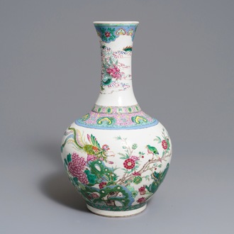 Un vase de forme tianqiu ping en porcelaine de Chine famille rose à décor d'animaux, 19ème