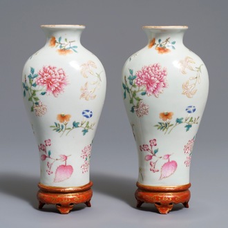 Une paire de vases d’applique en porcelaine de Chine famille rose, marque de Qianlong, 19/20ème