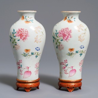 Een paar Chinese wandvaasjes met floraal decor, Qianlong merk, 19/20e eeuw