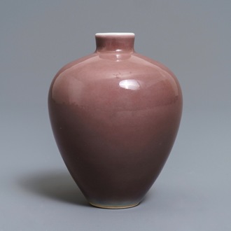 Un vase en porcelaine de Chine rouge monochrome, marque de Xuande, 19ème