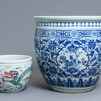 A Chinese blue and white fish bowl and a famille rose 'dragon' jardinière, 19th C. and Yongzheng
