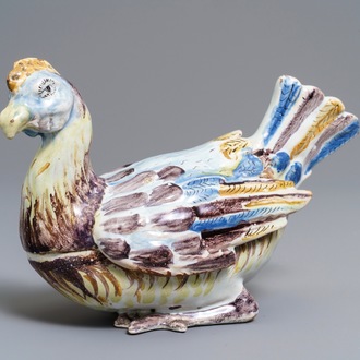 Une terrine couverte en forme de coq en faïence polychrome de Saint-Amand-les-Eaux, France, 18ème