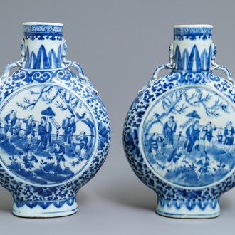 Een paar Chinese blauwwitte moonflask vazen, 19e eeuw