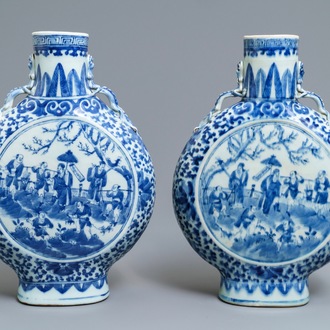 Une paire de vases de forme gourde 'moonflask' en porcelaine de Chine bleu et blanc, 19ème