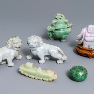 Een gevarieerde collectie Chinese sculptuur in jade en jadeïet, 19/20e eeuw