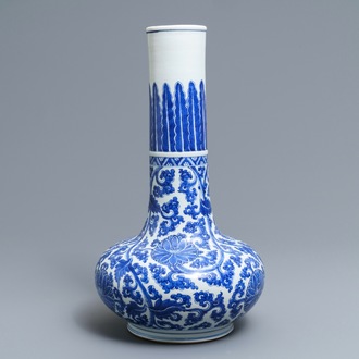 Een blauwwitte Chinese flesvormige vaas met decor van lotusslingers, Kangxi