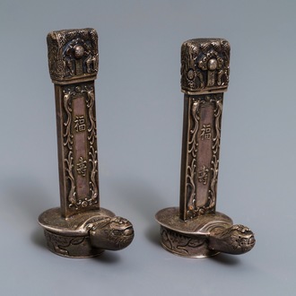 Een paar Chinese zilveren dekseldoosjes in de vorm van bixi, 19e eeuw