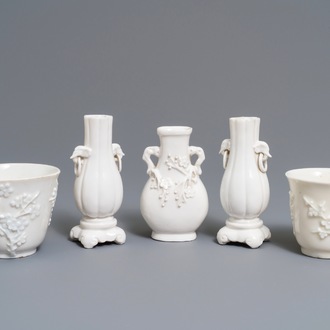 Trois vases et deux tasses en porcelaine blanc de Chine à décor en relief, Kangxi et après