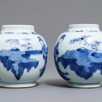 Une paire de petits pots en porcelaine de Chine bleu et blanc, Kangxi