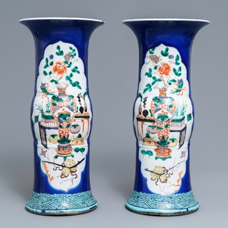 Une paire de vases en porcelaine de Chine famille verte à fond bleu poudré, marque de Kangxi, 19ème