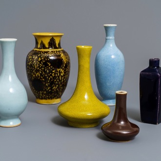 Six vases en porcelaine de Chine monochrome, 19ème