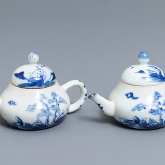 Une paire de théières en porcelaine de Chine 'Bleu de Hue' pour le Vietnam, 19ème