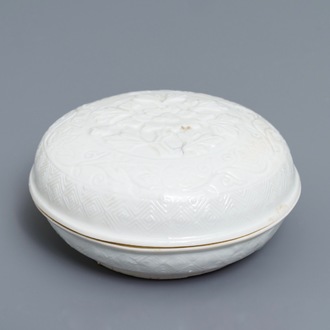 Une boîte couverte en porcelaine blanc de Chine de Dehua à décor en relief, marque en creux, Kangxi