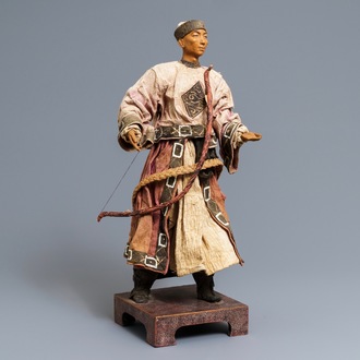 Een Chinese figuur van een Mantsjoe boogschutter in hout en textiel, 19e eeuw