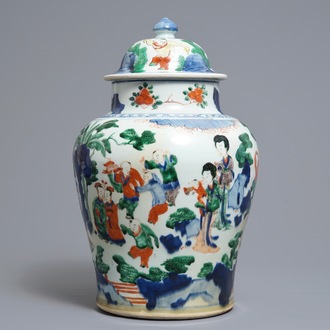 Un vase couvert en porcelaine de Chine wucai à décor de garçons jouants, époque Transition