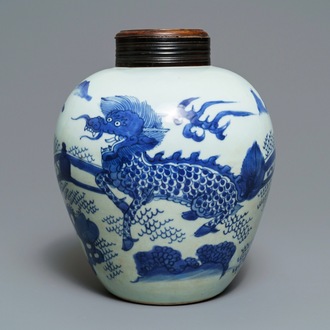 Un pot en porcelaine de Chine bleu et blanc à décor d'un kylin, époque Transition