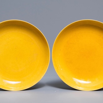 Une paire de coupes impériaux en porcelaine de Chine jaune monochrome, marque et époque de Tongzhi