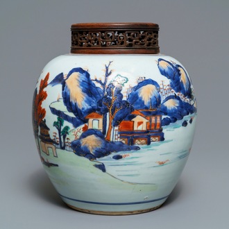 Un pot en porcelaine de Chine de style Imari à décor d'un paysage, Kangxi